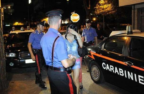 Cerignola, offre sesso ai Carabinieri per non pagare la multa. Arrestata