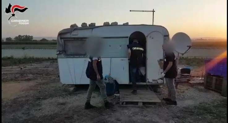 VIDEO | Ecco le condizioni degradanti in cui erano costretti a lavorare i braccianti stranieri in due aziende agricole