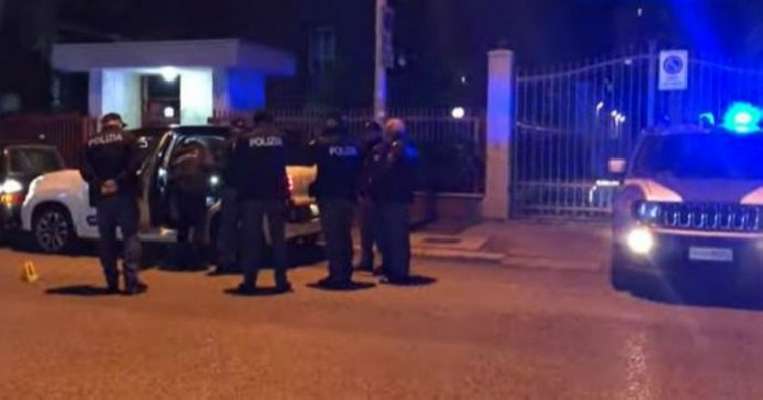 La ricostruzione dell'omicidio di D'Angelo. Fatale il colpo allo zigomo. La polizia intanto è a caccia dei responsabili