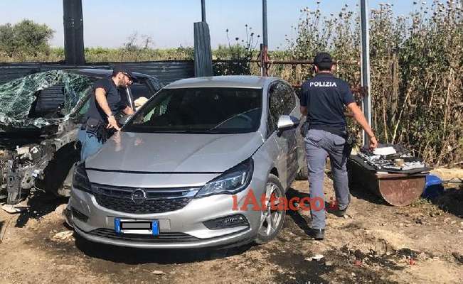 In azione per recuperare auto rubata, poliziotti scoprono cimitero di scocche: un arresto