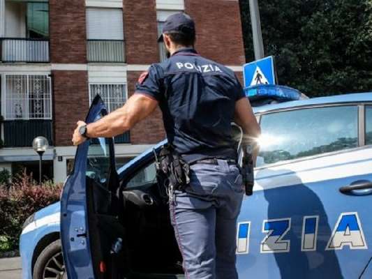 Foggia, donna positiva al Covid va tranquillamente in giro in auto: denunciata dalla Polizia