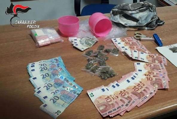 Cerignola, spacciava marijuana in casa: 40enne in manette