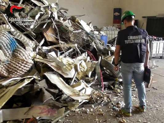 Cerignola, gestione illecita di rifiuti: 13 denunce e 2,3 milioni di euro di beni sequestrati
