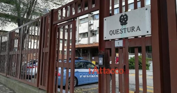 Rubano una Fiat 500 e scappano inseguiti in auto dal proprietario, due giovani arrestati