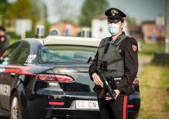 San Severo, sfugge all'alt dei Carabinieri e poi tenta di corromperli con 300 e poi 400 euro. Arrestato