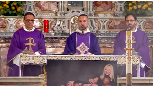 Raffaella Carrà, lacrime e commozione ai funerali a Roma: le sue ceneri saranno portate a San Giovanni Rotondo