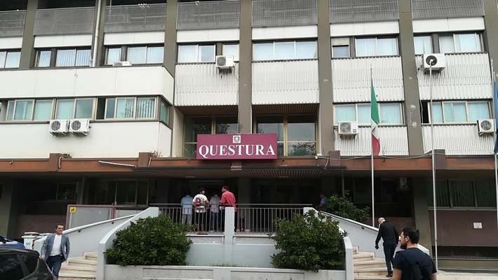 Aggredisce agente in Questura, uomo agli arresti domiciliari
