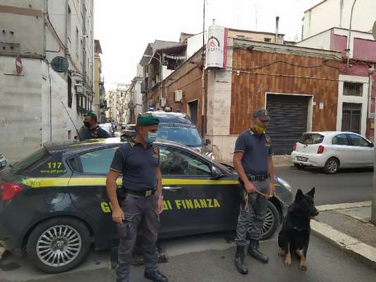 Cerca di sfuggire ai controlli, corriere della droga cerignolano (con cocaina a bordo) arrestato dalla Finanza