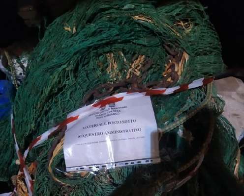 Manfredonia e Vieste, Guardia Costiera sanziona pesca a strascico sotto costa e pescherecci sotto i piloni del porto industriale