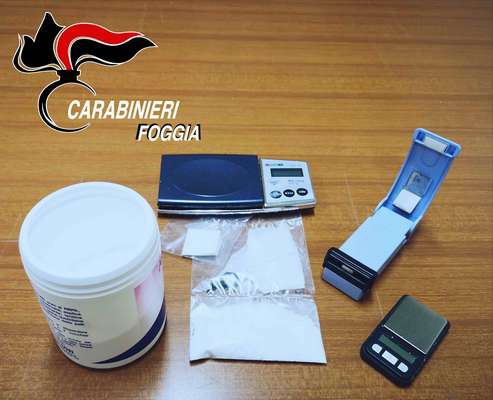 Detenzione di cocaina e furto di energia elettrica, 42enne ai domiciliari