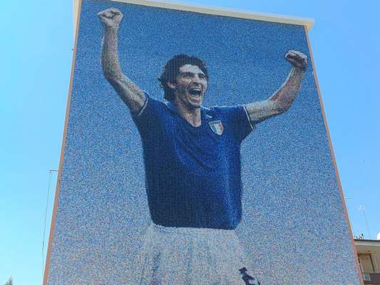 Duecento metri di felicità. Oggi in via da Zara l'inaugurazione del murales di Pablito Mundial
