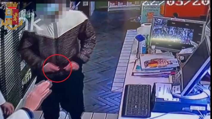 VIDEO | Rapinatore seriale identificato dalla Polizia: autore di quattro colpi in 40 giorni