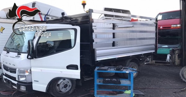 Cerignola, sorpresi a smontare un autocarro: due arresti
