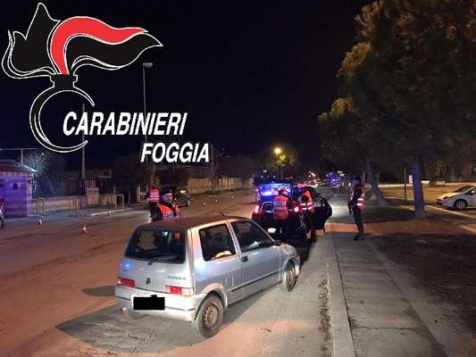 Controlli straordinari a Foggia, più di 50 pattuglie dei Carabinieri in azione. Fermato senegalese, nascondeva due mannaie