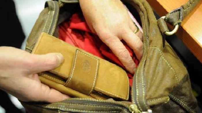 San Giovanni Rotondo, nonnina settantenne evade dai domiciliari e ruba un portafoglio al mercato: arrestata dalla Polizia Locale