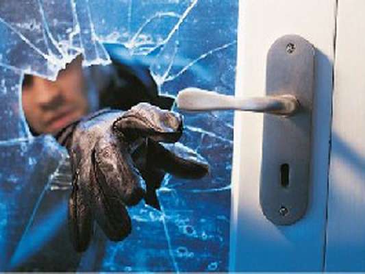 Foggia, uomo incappucciato e legato mentre i ladri rubavano nella sua ditta di autodemolizioni