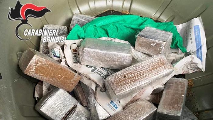 Guidava a folle velocità  sulla Bari-Brindisi, 27enne cerignolano bloccato con 15 chili di droga