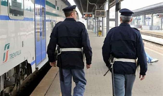 In treno senza biglietto, aggredisce poliziotti per sfuggire ai controlli. Arrestato gambiano