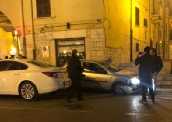 Tentano di sfondare una vetrina in pieno centro a Barletta ma il colpo fallisce, un componente della banda incastrato dal Dna