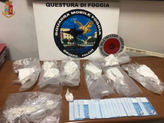 Foggia, pusher beccato in flagrante: in casa aveva quasi un chilo di cocaina