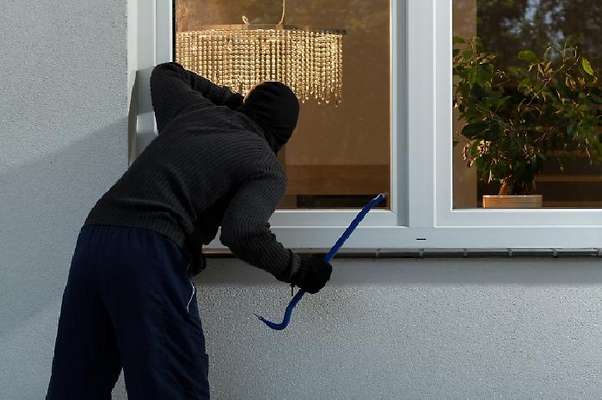 Domestica rumena complice di rapina a mano armata a casa del suo datore di lavoro