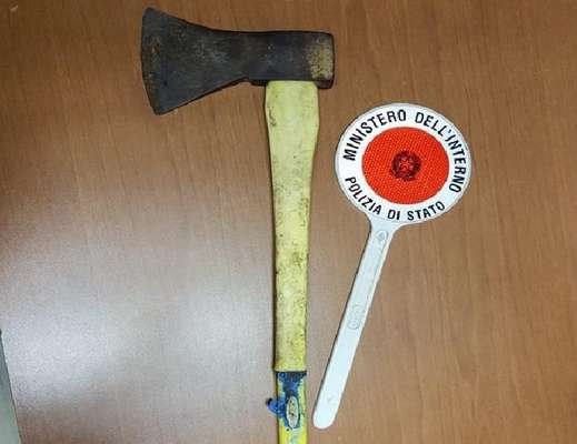 Foggia, si avventa con un'ascia contro i poliziotti che cercavano di fermarlo: arrestato un 38enne