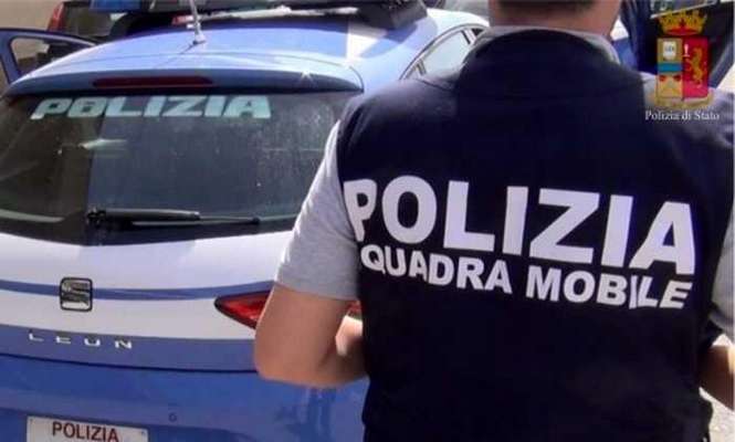 Manfredonia, vede poliziotti e lancia pacchetti (con droga) dalla sua auto: arrestato un uomo