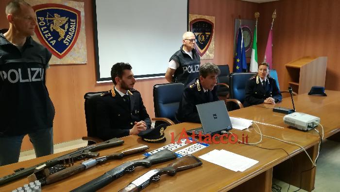 Fucili, pistole e munizioni occultate in un'auto (rubata), in manette pregiudicato foggiano