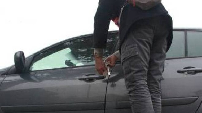 Ladro evade dopo due giorni di domiciliari per rubare ancora. Ma con la mascherina anti Covid