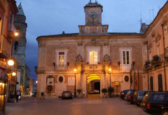 "La panchina rossa" in piazza municipio dedicata alle donne vittime di violenza