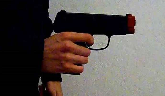 Foggia, commercialista estrae pistola (giocattolo) in una lite per questioni economiche: denunciato