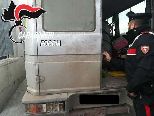 Fuggono all'alt a bordo di un furgone killer, arrestati due caporali africani