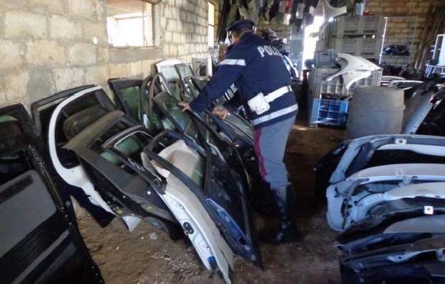 Furti di auto e ditte di autodemolizioni non a norma, l'azione della task force: recuperate sei vetture rubate
