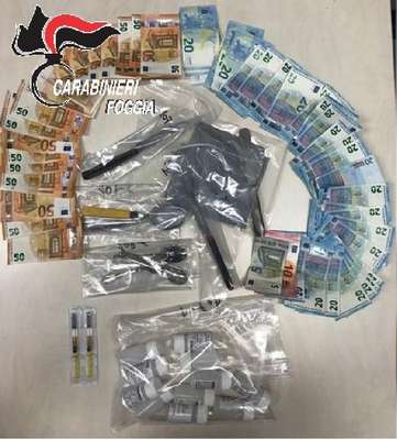 Oltre 60 perquisizioni a Foggia, carabinieri trovano oggetti sporchi di cocaina: in manette due fratelli