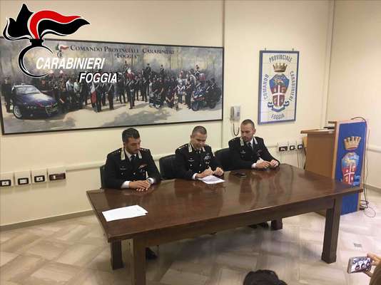 Lite per la precedenza all'uscita da un garage, uomo si "vendica" con tre colpi di arma da fuoco: arrestato