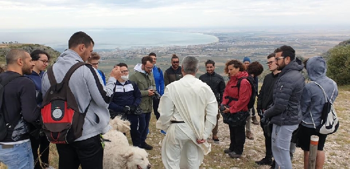 Pulsano pulita: i volontari: Abbiamo cercato i rifiuti e scoperto discariche a cielo aperto