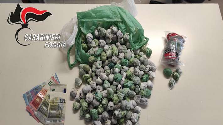 Blitz sul Gargano: giovani assembrati, locali aperti tra Vico e Carpino, un positivo a spasso per Peschici
