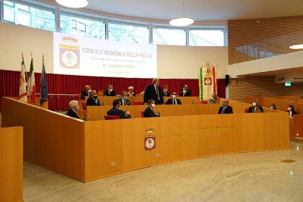 VIDEO | Regione Puglia, il giuramento del presidente Michele Emiliano durante il primo Consiglio