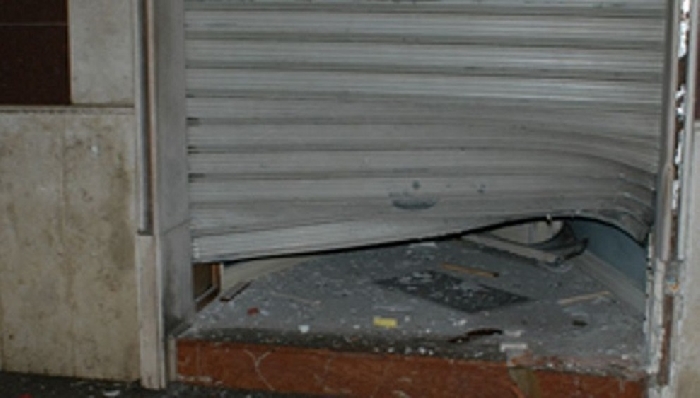 Lucera, bomba carta davanti a locale di un perito assicurativo in pensione: "In zona non ci sono telecamere"