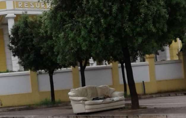 Cerignola, divano abbandonato davanti al cimitero: la foto diventa virale sui social network