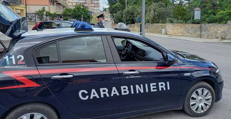 Ascoli Satriano, minaccia i Carabinieri per evitare la perquisizione. Poi cerca anche di corromperli