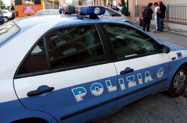 Foggia, picchiano un 32enne e rubano la sua borsa: arrestati due uomini