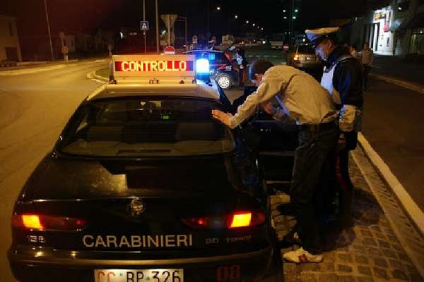 Cerignola: ubriaco alla guida si schianta su una rotatoria, poi se la prende con i carabinieri. Arrestato