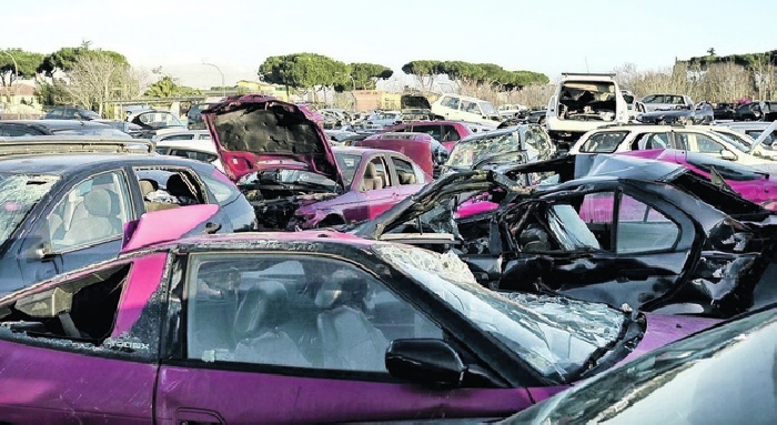 Furti d'auto, controlli serrati. Sfasciacarrozze denunciato per riciclaggio