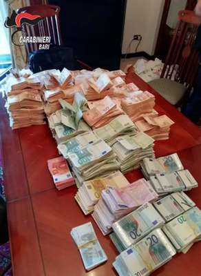 Bari, arrestato oncologo accusato di farsi pagare la somministrazione di un farmaco che era gratuita