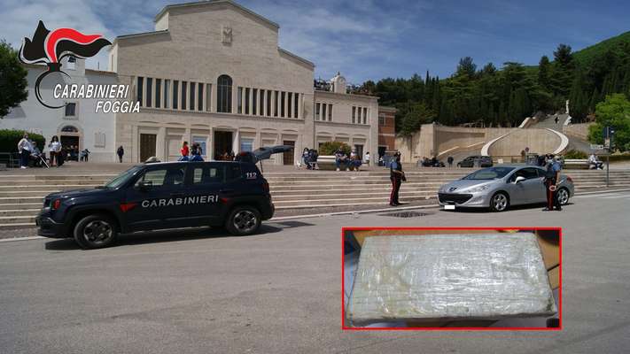 Offre qualsiasi cosa pur di non farsi arrestare, in manette una 43enne di San Giovanni Rotondo trovata con 1 kg di cocaina in auto