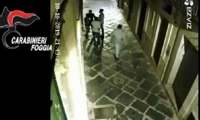 Lucera, accoltellano cittadino ghanese per rubare soldi e cellulare: in manette tre persone