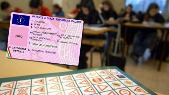 Si sostituisce ad un candidato all'esame della patente B ma viene colto sul fatto e arrestato per truffa
