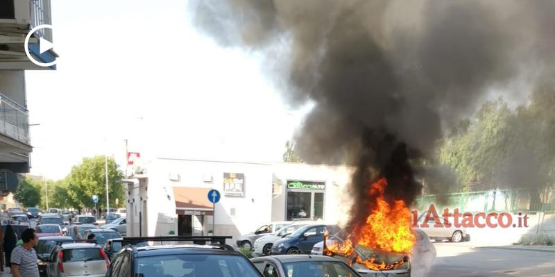 Auto in fiamme e senza controllo sfiora altri mezzi, paura a Manfredonia