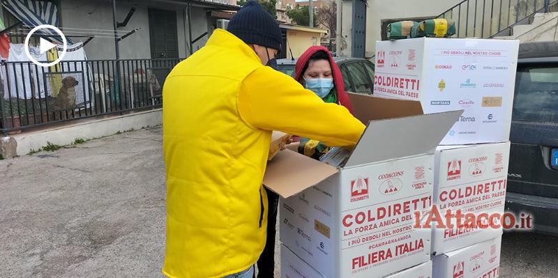Campagna di solidarietà alimentare Coldiretti, consegna alle famiglie della palazzina a rischio crollo di via San Severo